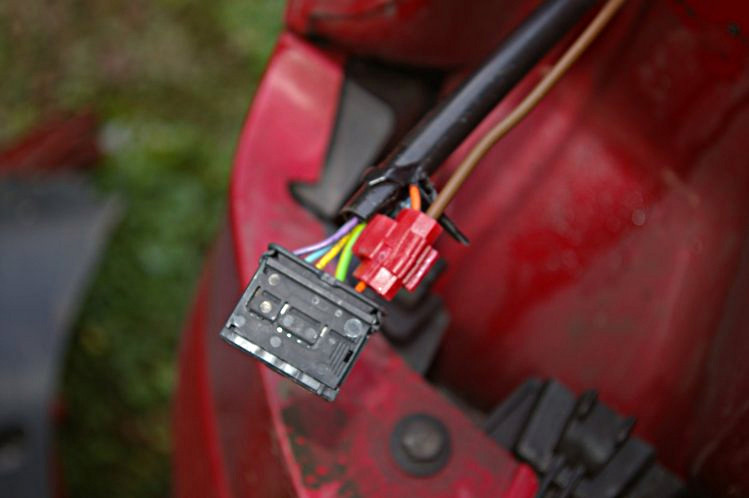 Fitting a Peugeot 308SW reversing camera step J-4